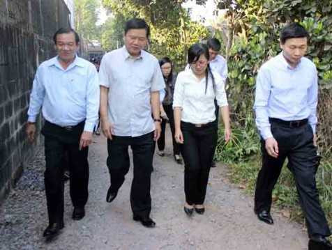 Bí thư Đinh La Thăng vi hành vào nhà mẹ Việt Nam anh hùng Nguyễn Thị Em.