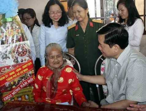 Bí thư Đinh La Thăng thăm hỏi mẹ Phạm Thị Tư.