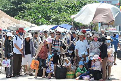 Khách chật vật, đảo Lý Sơn, đất liền, ăn Tết, Tết Bính Thân, mắc kẹt