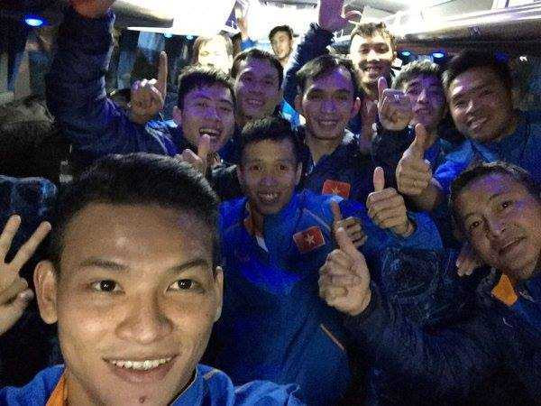 Cả đội hò reo mừng thắng lợi lịch sử