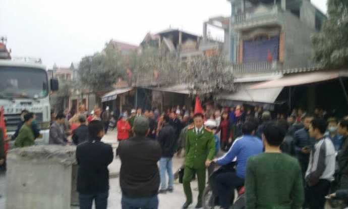 Rất đông cán bộ, chiến sĩ công an tới hiện trường giải tỏa ách tắc