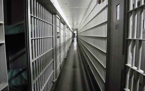 Huệ lợi dụng khe hở giữa hàng rào dây thép gai với bờ tường khu giam giữ nên nảy ra ý định nhờ phạm nhân nam cho tinh trùng vào túi nilông và giấu tại đó.