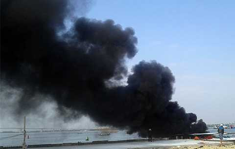 Cột khói bốc Tàu du lịch, tiền tỉ, cháy ngùn ngụt, cảng biển, Cửa Đại, Hội Andữ dội