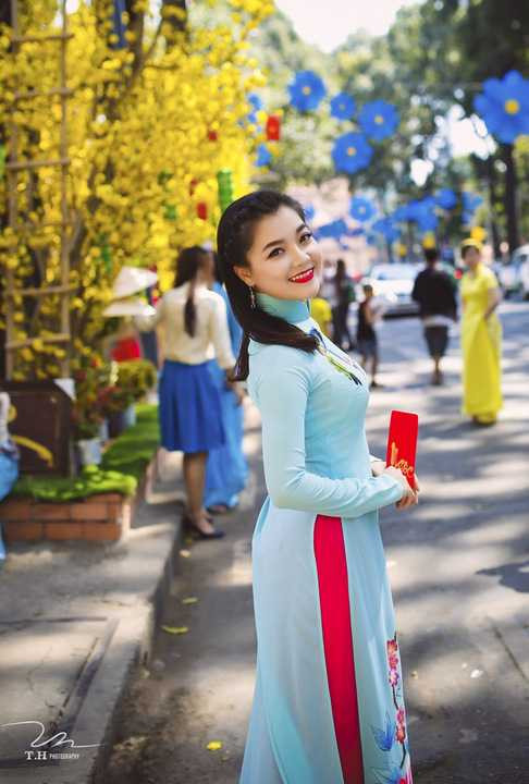 Trước khi nghỉ Tết và lên đường sang Mỹ, Thanh Ngọc được em chồng của mình – Thông Hoàng – mừng tuổi bằng cách thực hiện nhiều bộ ảnh với không gian rực rỡ, màu sắc của mùa Xuân để cô lưu giữ kỷ niệm.