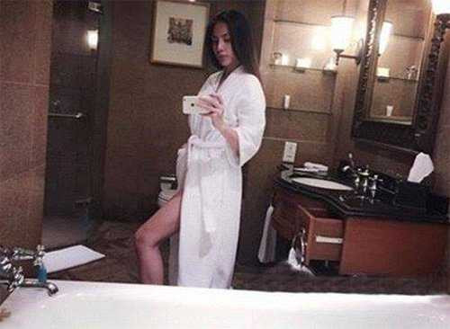 Thuỷ Tiên bị chỉ trích vì đăng ảnh gợi cảm trong phòng tắm khi đang đi hành hương. Thuỷ Tiên bị chỉ trích vì đăng ảnh gợi cảm trong phòng tắm khi đang đi hành hương.