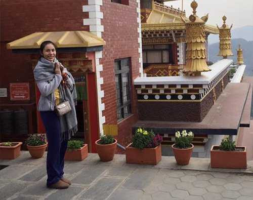 Nữ ca sĩ giữ im lặng và thành tâm khấn Phật, mặc cho những chỉ trích đang hướng về mình. Nữ ca sĩ giữ im lặng và thành tâm khấn Phật, mặc cho những chỉ trích đang hướng về mình.