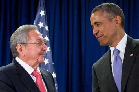 Tổng thống Obama và và Chủ tich Cuba Raul Castro gặp nhau trước phiên họp tại trụ sở Liên Hợp Quốc, ngày 29-9-2015. Ảnh: AP Tổng thống Obama và và Chủ tich Cuba Raul Castro gặp nhau trước phiên họp tại trụ sở Liên Hợp Quốc, ngày 29-9-2015. Ảnh: AP