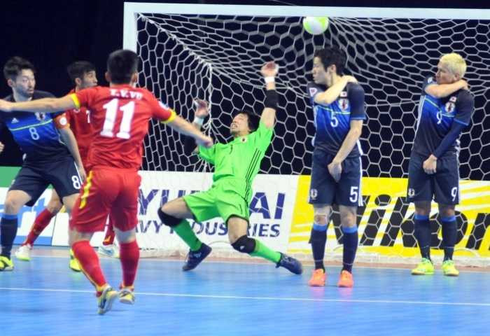 Pha sút phạt trái phá của Văn Vũ