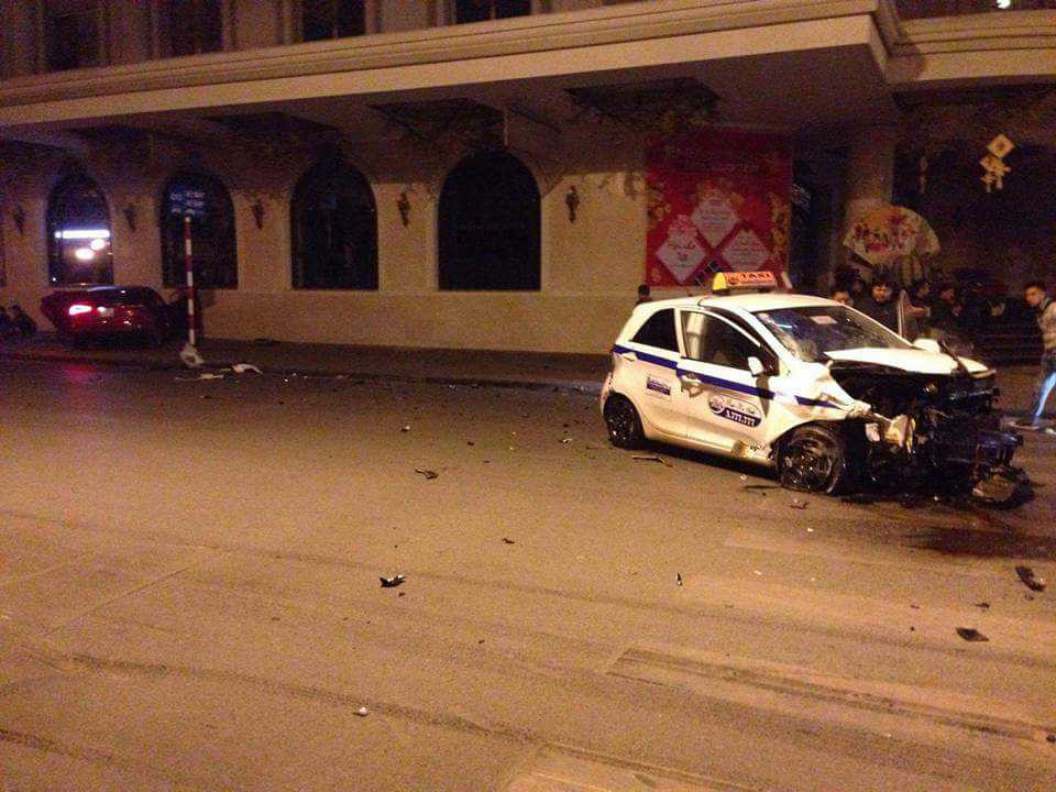 Hai ô tô đều bị hư hỏng nặng.