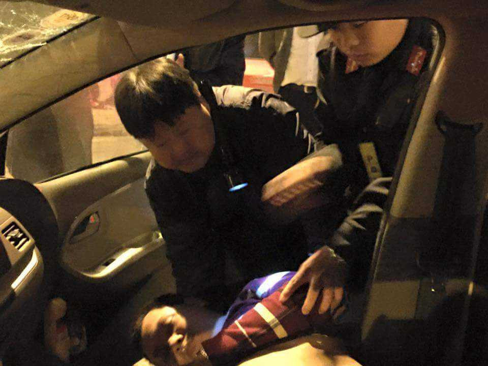 Đưa nạn nhân đi cắp cứu. 