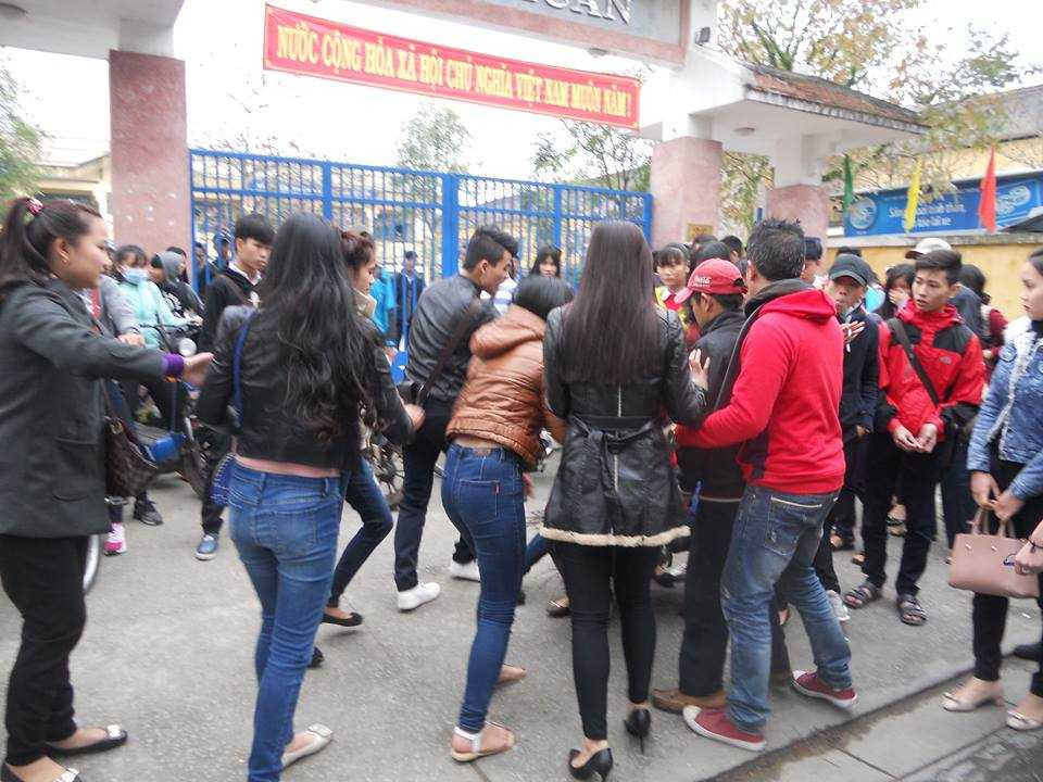 Một nữ sinh lớp 10B4 trường THPT Bùi Thị Xuân bị một nhóm người hành hung trước cổng trường. (Ảnh: Facebook.