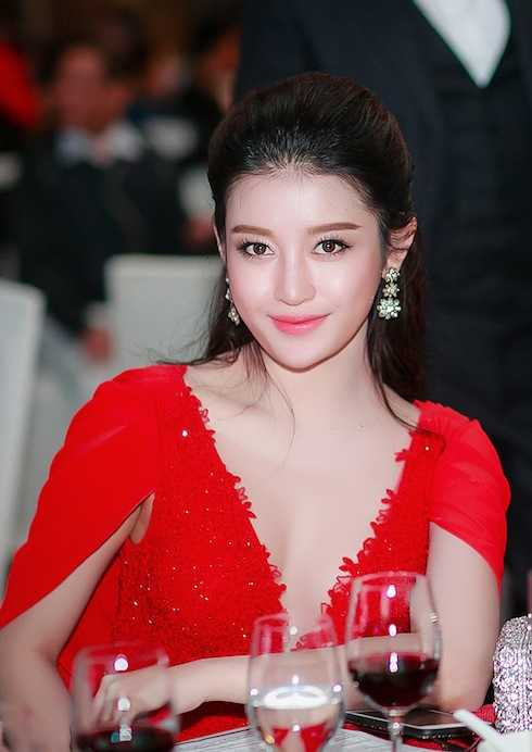 Huyền My dính tin đồn 'dao kéo' vì dung nhan khác lạ.