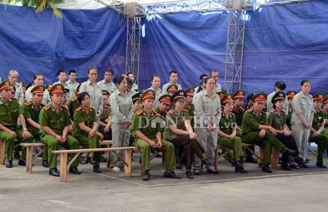 Cơ quan điều tra làm rõ Huệ là một mắt xích quan trọng trong đường dây buôn bán ma túy của đường dây “nhánh” do Sa Văn Cầu (SN 1974, ở Mộc Châu, tỉnh Sơn La, đang lẩn trốn và hoạt động phạm tội trên lãnh thổ Lào) nổi lên từ đầu năm 2012. Tổng số băng nhóm đã vận chuyển, tiêu thụ ma túy trót lọt của nhóm này khoảng 1.000 bánh heroin, 10kg ma tuý đá và 120.000 viên ma túy tổng hợp. Trong ảnh: Huệ (đứng đầu bên phải) cùng các phạm nhân khác trong phiên tòa phúc thẩm TAND Tối cao vào tháng 6.2014.