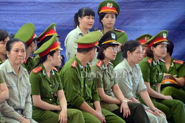 Trong chuỗi ngày dài xét xử đại án ma túy, Huệ (ngồi ngoài cùng bên phải) luôn giữ vẻ mặt lạnh lùng, ít biểu cảm.