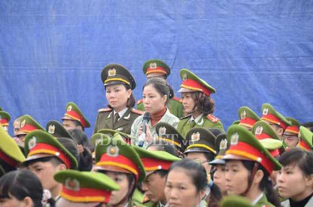 Lạnh lùng ngay cả khi trả lời thẩm vấn.