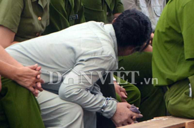 Thi thoảng Huệ cúi gằm người xuống nói chuyện riêng với phạm nhân khác. Hành vi này nhiều lần lực lượng bảo vệ tư pháp phải chấn chỉnh.