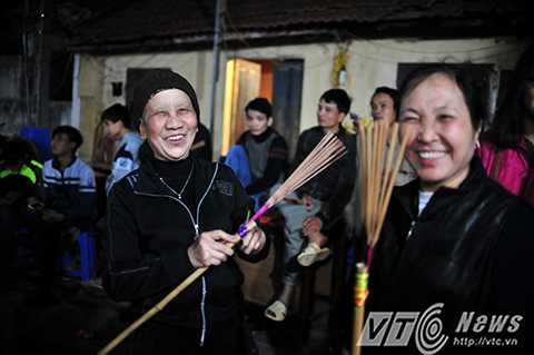 Lễ hội của làng kéo dài từ ngày 7 đến hết 11 tháng Giêng Âm lịch hàng năm. Theo phong tục, trong ngày cuối cùng của dịp lễ hội đầu xuân, các cụ cao niên trong làng sẽ mang tất cả đồ vàng mã được người dân và khách thập phương cúng tế ra giữa sân đình hóa; còn hương, nến được phát cho người làng làm vật xin lửa mang về bàn thờ gia đình. 