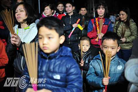 Lễ hội có cái tên cũng rất đặc biệt, “Lễ xin đỏ” Hầu hết dân trong làng đều tham gia, họ mang sẵn hương đến hoặc lấy hương trong đình chờ đến giờ châm vào đống lửa giữa sân đình. 