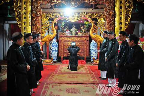 Cùng với đó, toàn bộ vàng mã, hương, hoa quả... được phúng lên đình trong dịp Tết được đem đốt và phân phát cho người dân.