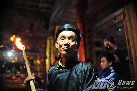 Đúng 21h tối 11 tháng Giêng (âm lịch) hàng năm, ngọn lửa sẽ được một cụ cao tuổi trong làng rước từ trong Đình làng ra ngoài sân để hoá vàng mã.