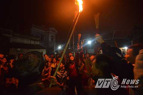 Với quan niệm xin lộc phải xin từ gốc nên người dân hò nhau xin lửa từ khi bó đuốc được đưa từ đền ra.