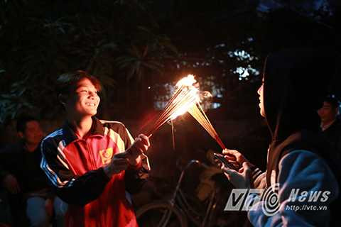 Nét độc đáo trong lễ hội này là ai cũng muốn xin lộc nhưng không hề xảy ra chuyện tranh giành. Mọi người thường vun lửa cho nhau, người ở trong sẽ đưa lửa cho người ở ngoài để thể hiện tình làng nghĩa xóm.