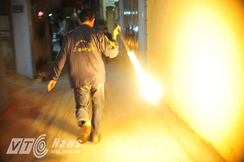 Sau khi xin được lửa, mọi người phải đi thật nhanh về nhà hoặc tìm mọi cách giữ được lửa cho đến khi đưa lên bàn thờ tổ tiên.