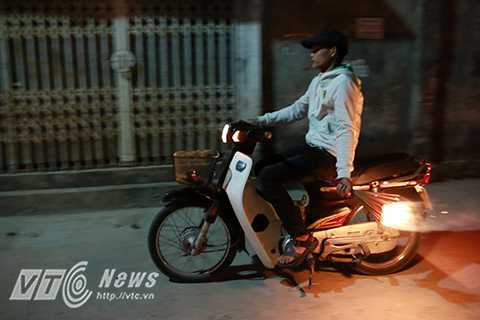 Thậm chí nhiều người ở xa còn đi xe máy, xe đạp điện để tiết kiệm thời gian.