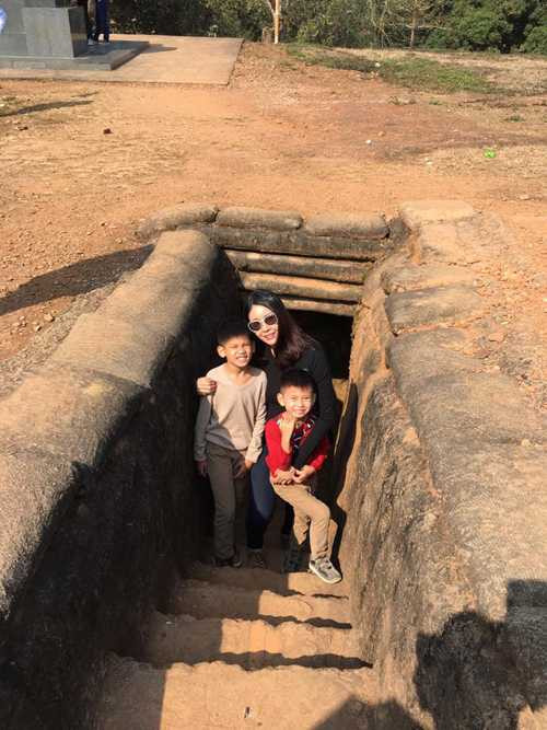 Vợ chồng Hoa hậu Việt Nam 1992 đưa 3 con ghé thăm ruộng bậc thang ở Mù Cang Chải, tìm hiểu về cuộc sống của người Thái đen hay đến di tích lịch sử đồi A1 tại Điện Biên... Vợ chồng Hoa hậu Việt Nam 1992 đưa 3 con ghé thăm ruộng bậc thang ở Mù Cang Chải, tìm hiểu về cuộc sống của người Thái đen hay đến di tích lịch sử đồi A1 tại Điện Biên...