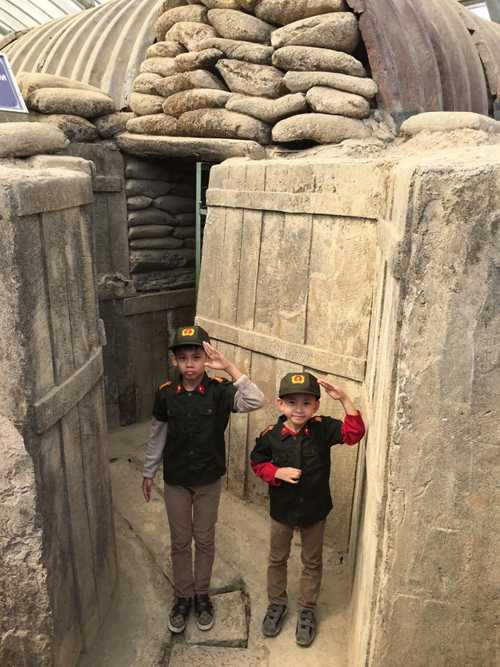 Hai con trai Vương Khang và Vương Khôi thích thú khi mặc trang phục bộ đội và khám phá hầm Đờ Cát. Hai con trai Vương Khang và Vương Khôi thích thú khi mặc trang phục bộ đội và khám phá hầm Đờ Cát.