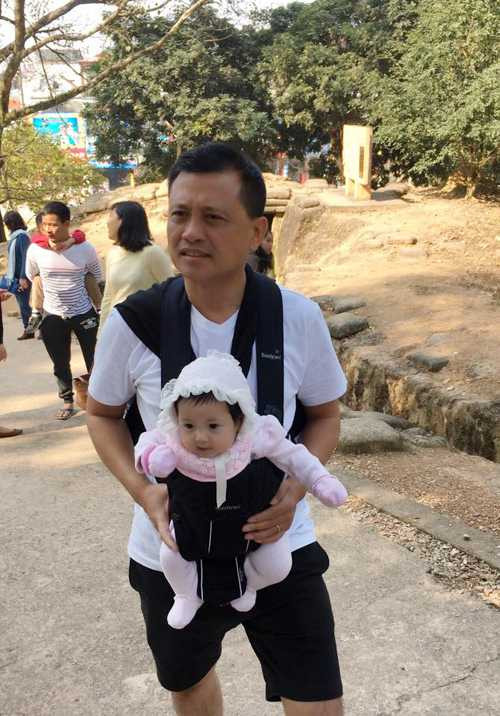 Ông xã đại gia của Hà Kiều Anh ẵm con gái út thay cho vợ. Cô bé Huỳnh Vivian mới 3 tháng tuổi nhưng rất bụ bẫm, đáng yêu. Ông xã đại gia của Hà Kiều Anh ẵm con gái út thay cho vợ. Cô bé Huỳnh Vivian mới 3 tháng tuổi nhưng rất bụ bẫm, đáng yêu.