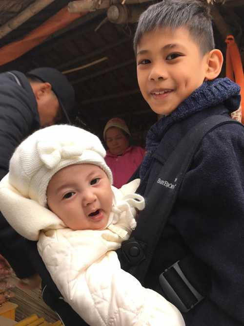 Nàng công chúa nhỏ được cả nhà yêu thương. Hết được bố ẵm, cô bé lại ngoan ngoãn trong lòng anh trai. Nàng công chúa nhỏ được cả nhà yêu thương. Hết được bố ẵm, cô bé lại ngoan ngoãn trong lòng anh trai.