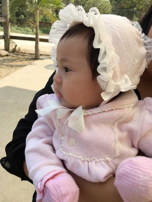 Hà Kiều Anh khoe, dù chỉ mới 3 tháng tuổi nhưng 'cô út' không hề tỏ ra mệt mỏi khi đi du lịch. Hà Kiều Anh khoe, dù chỉ mới 3 tháng tuổi nhưng 'cô út' không hề tỏ ra mệt mỏi khi đi du lịch.