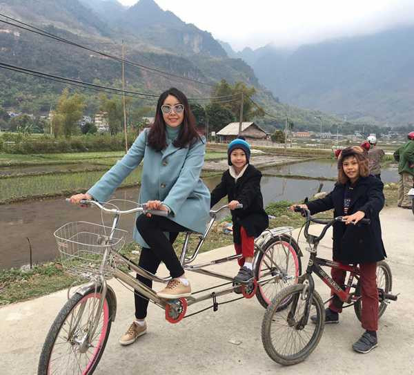 Hai hoàng tử nhí cùng mẹ tận hưởng không khí trong lành và thiên nhiên yên bình của vùng núi phía Bắc. Hai hoàng tử nhí cùng mẹ tận hưởng không khí trong lành và thiên nhiên yên bình của vùng núi phía Bắc.