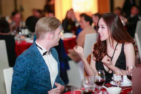 Mai Phương Thuý vui vẻ trò chuyện với bạn bè.