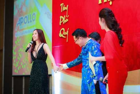 Cô thoải mái giao lưu trên sân khấu.