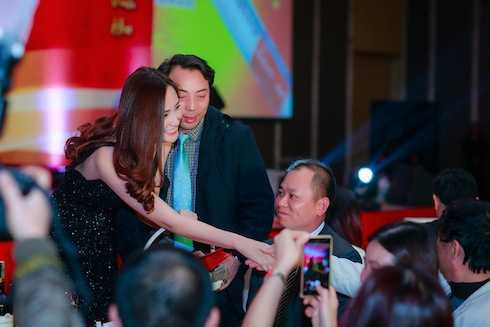 Cô còn vui vẻ lì xì quan khách có mặt trong bữa tiệc.