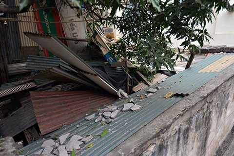 Khối bê tông rơi trúng nóc nhà của người dân Khối bê tông rơi trúng nóc nhà của người dân