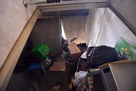 Phần mái nhà cùng nhiều vật dụng bị hư hỏng nghiêm trọng Phần mái nhà cùng nhiều vật dụng bị hư hỏng nghiêm trọng