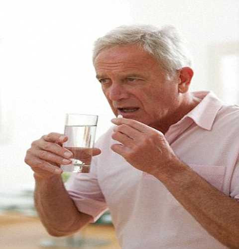 Nam giới cũng cần uống thuốc bổ sung testosteron trong thời kỳ mãn kinh nam. Ảnh Daily Mail