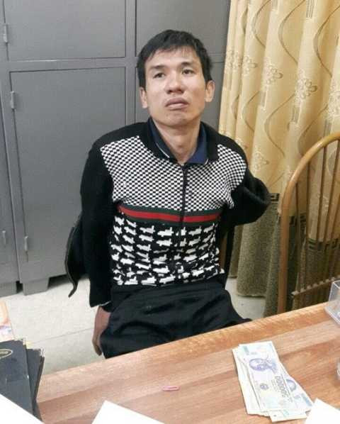 CSGT tóm gọn kẻ móc túi cô gái trẻ trên xe khách