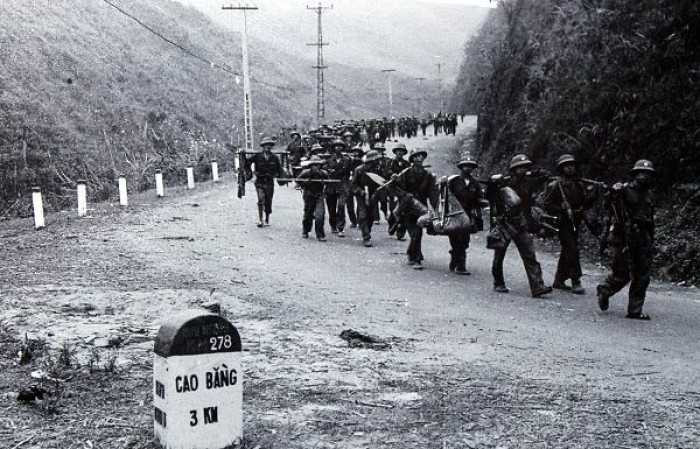 Quân ta tiến ra mặt trận (Ảnh: Mạnh Thường)