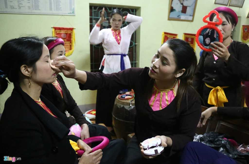 Diễn xướng dân gian Tứ dân chi nghiệp là một trong những tiết mục nghệ thuật truyền thống của làng. Chương trình bắt đầu từ 20h tối 11 tháng Giêng âm lịch.