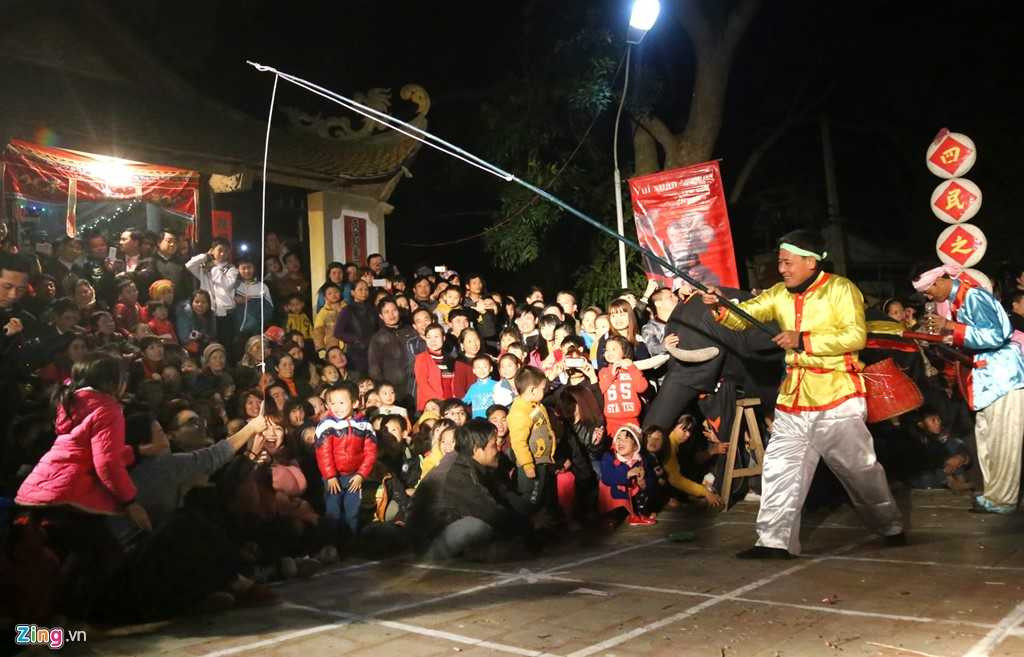 Chương trình cũng có nhiều màn pha trò tạo tiếng cười sảng khoái cho người tham dự. 