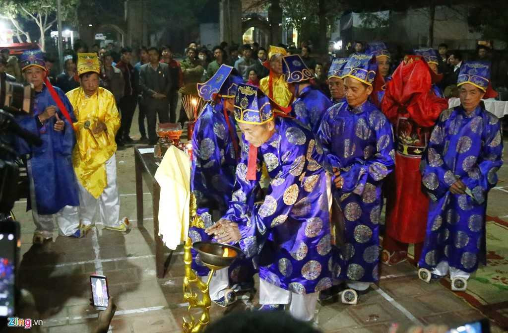 23h đêm, các cụ thực hiện lễ tế. Đến 0h ngày 12 tháng Giêng diễn ra phần lễ mật.