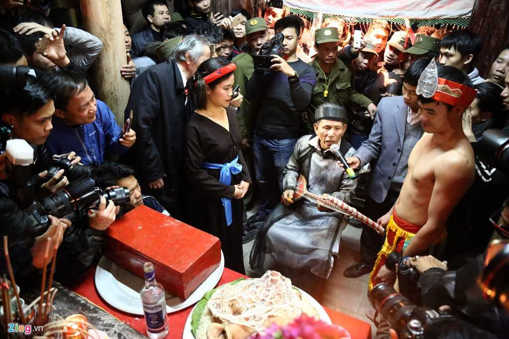 Đỏ mặt xem nghi thức 'tình phộc' trong lễ hội táo bạo nhất Việt Nam