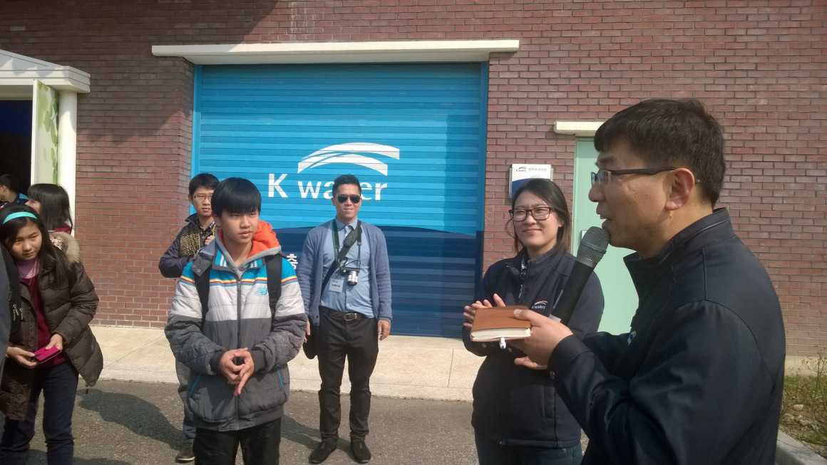 Đội đạt giải Nhất cuộc thi Eco Challenge Việt Nam 2015 cùng các học sinh quốc tế đến thăm nhà máy lọc và sản xuất nước của K-Water (Hàn Quốc)