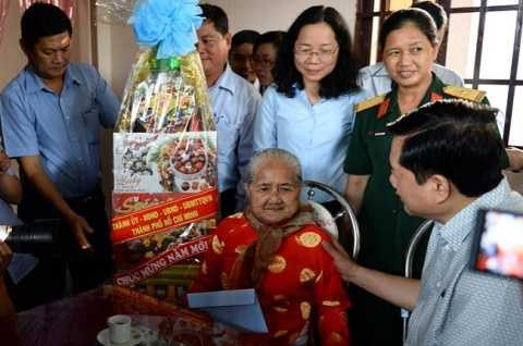 Bí thư Thành uỷ TP.HCM Đinh La Thăng thăm mẹ Việt Nam Anh hùng Nguyễn Thị Em. Ảnh: Thuận Thắng (Tuổi Trẻ)