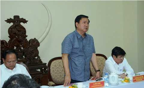 Bí thư Thành ủy TP.HCM Đinh La Thăng cùng lãnh đạo thành phố làm việc với huyện Củ Chi sáng 18/2. Ảnh: Thuận Thắng