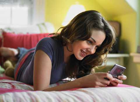 Trò chuyện qua điện thoại hay email về sex trong ngày cũng khiến họ cảm thấy thăng hoa hơn trước khi làm tình. Ảnh minh họa Trò chuyện qua điện thoại hay email về sex trong ngày cũng khiến họ cảm thấy thăng hoa hơn trước khi làm tình. Ảnh minh họa